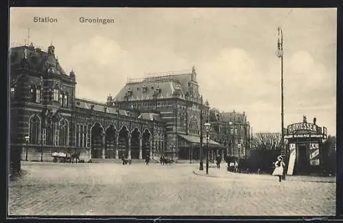 AK Groningen, Reisende auf dem Weg zum Bahnhof