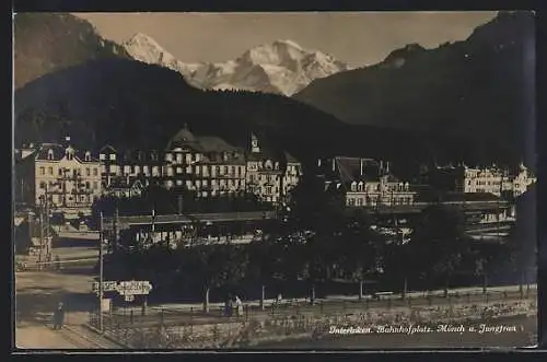 AK Interlaken, Bahnhofplatz, Mönch und Jungfrau