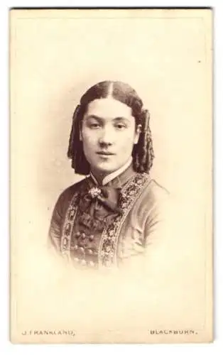 Fotografie J. Frankland, Blackburn, Preston New Road, Portrait Brünette Lady mit aufwendig geflochtenem Haar
