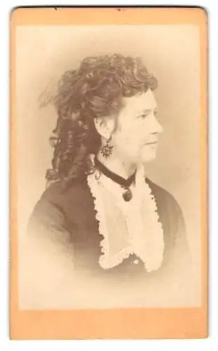 Fotografie F. Steiner, Innsbruck, Portrait Edeldame mit Locken-Frisur, Ohrringen und Brosche