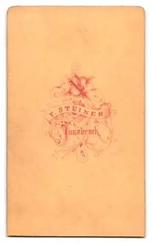 Fotografie F. Steiner, Innsbruck, Portrait Edeldame mit Locken-Frisur, Ohrringen und Brosche