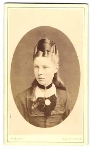 Fotografie George Gregory, Manchester, 12 Stretford Road, Portrait hübsches Mädchen mit extravaganter Frisur