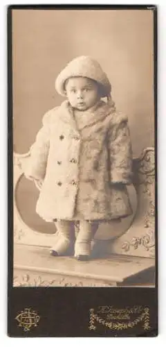 Fotografie H. Joseph & Co., Berlin-Neukölln, kleines Mädchen trägt Pelzmantel