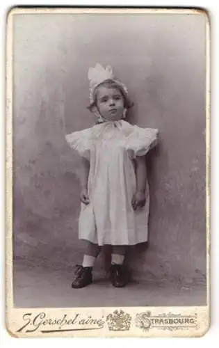 Fotografie S. Gerschel, Strasbourg, 56 Rue du Jeu des Enfants, kleines Mädchen im weissen Kleid mit Haarschleife