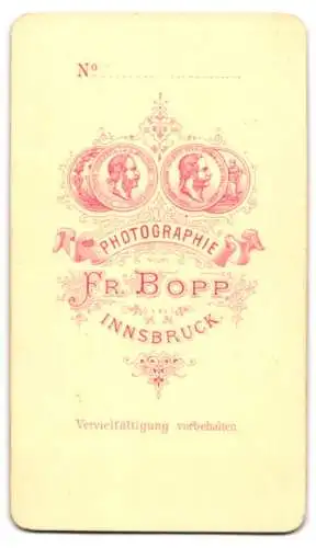 Fotografie Fr. Bopp, Innsbruck, Mädchen mit Haarreif trägt weisses Sonntagskleid