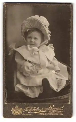 Fotografie Rudolph Conrad, Berlin, Königstr. 34-36, kleines Mädchen trägt Mantel und modischen Hut