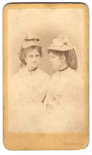 Fotografie Josef Borsos, Pesten, Portrait hübsche junge Frauen tragen modische Hüte & Weisse Kleider