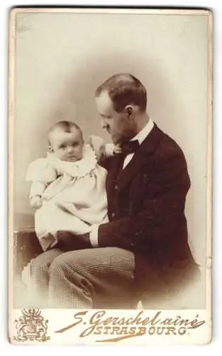 Fotografie S. Gerschel, Strasbourg, 56 Rue du Jeu des Enfants, Vater hält Baby mit Taufkleid im Arm