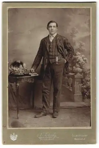 Fotografie Nicolaus Kotarsky, Leobersdorf, Badnerstrasse 3, junger Mann im Anzug mit Streifenmuster