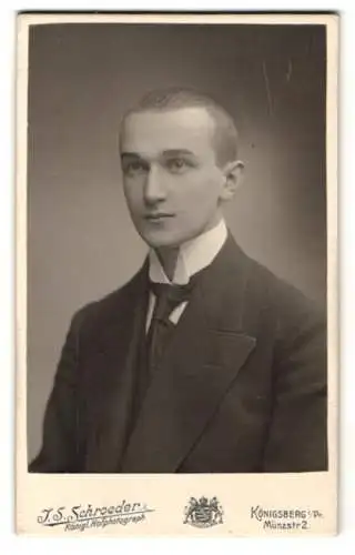 Fotografie J. S. Schroeder, Königsberg i. Pr., Münzstr. 2, Portrait Student mit Kurzhaarschnitt im Anzug
