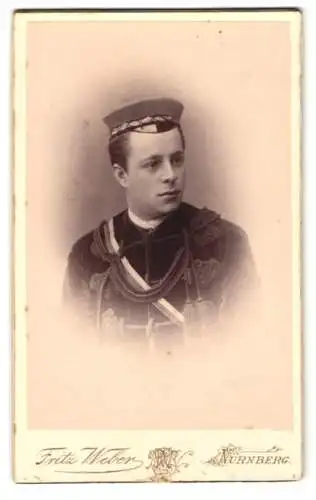 Fotografie Fritz Weber, Nürnberg, St. Johannisstrasse 45, Portrait Student im Wichs mit Schirmmütze