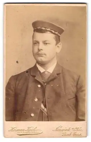 Fotografie Hermann Koch, Neuwied / Rhein, Portrait Student im Anzug mit Schirmmütze