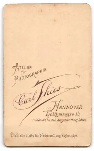 Fotografie Carl Thies, Hannover, Höltystrasse 13, Portrait Student im Anzug mit Schirmmütze