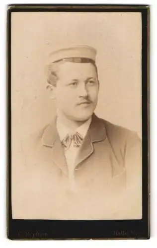 Fotografie C. Höpfner, Halle / Saale, Poststr. 13, Portrait Student im Anzug mit Schirmmütze