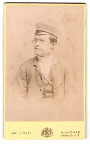 Fotografie Karl Lützel, München, Dachauerstr. 19, Portrait Student im Anzug mit Schirmmütze und Zwicker