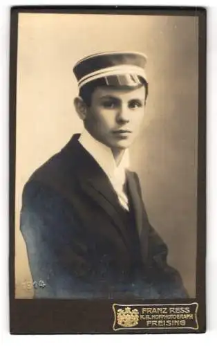 Fotografie Franz Ress, Freising, Am Wörth 100, Portrait junger Student im Anzug mit Schirmmütze