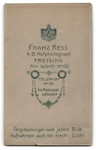 Fotografie Franz Ress, Freising, Am Wörth 100, Portrait Student im Anzug mit Schirmmütze