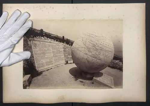 Fotografie unbekannter Fotograf, Ansicht Swanage, The Great Globe im Durlston Country Park, ein der grössten Steinkugeln