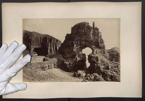 Fotografie unbekannter Fotograf, Ansicht Isle of Mull, Blick auf  Carsaig Arches  in Schottland, Rückseite Filey Brigg