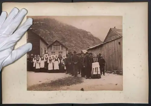Fotografie K. Knudsen, Bergen, Tracht aus Hardanger, Hochzeitsteremonie, Braut mit Bräutigam, Hochzeitsmode