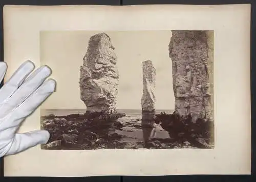 Fotografie unbekannter Fotograf, Ansicht Swanage, Blick auf Old Harry`s Rock, Kreidefelsen in Dorset, 42 x 29cm