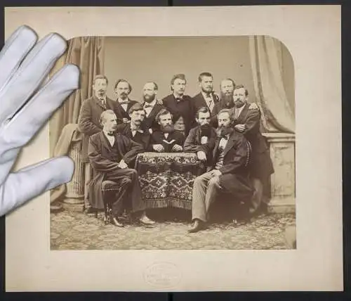 Fotografie Franz Stagl, Wieden, Hauptstr. 25, Gruppenfoto Herren in Anzügen mit aufgeschlagenem Buch