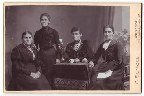 Fotografie G. Scholz, Wandsbek, Hamburgerstr. 29, Vier bürgerliche Damen in eleganter Kleidung am Tisch
