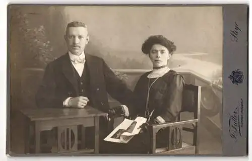 Fotografie Josef Futter, Steyr, Pfarrgasse 14, Elegantes Paar mit Zeitung am Tisch