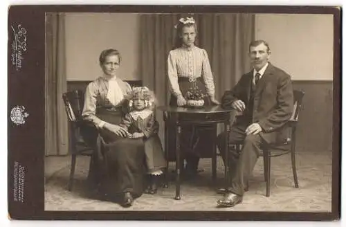 Fotografie X. Simson, Rosenheim, Münchenerstr. 6, Bürgerliches Paar mit zwei Töchtern