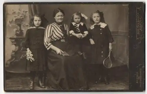 Fotografie Rudolf Neubauer, Bielefeld, Niedernstr. 17, Bürgerliche Dame mit drei Töchtern