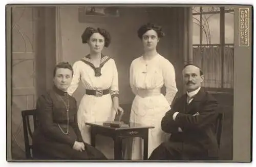 Fotografie J. Petersen, Halle a. Saale, Geiststr. 47, Bürgerliches Paar mit zwei erwachsenen Töchtern