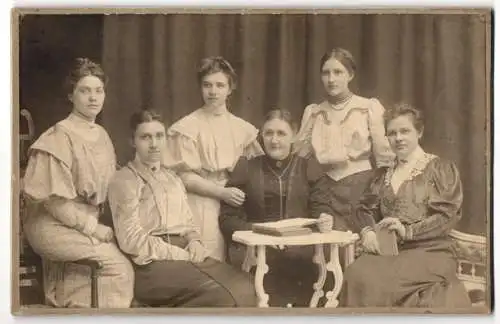 Fotografie Max Richter, Frankfurt a. Oder, Regierungs-Str. 13, Ältere Dame im Kleid mit fünf jungen Frauen