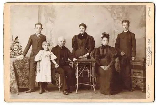 Fotografie Ed. Hoffmann, Klattau, Bürgerliche Herrschaften in zeitgenössischer Kleidung