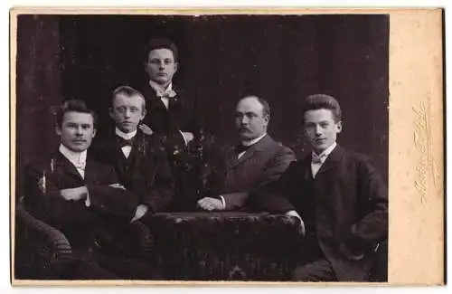Fotografie Martin Fröhlich, Flensburg, Norderhofenden 9, Bürgerlicher Herr mit vier jungen Männern am Tisch