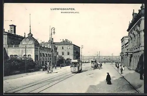 AK Ludwigshafen / Rhein, Bahnhofsplatz mit Strassenbahnen