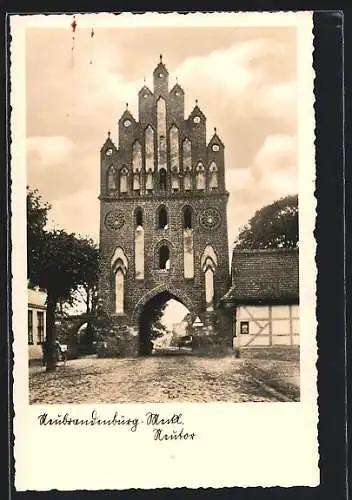 AK Neubrandenburg /Meckl., Blick durch das Neutor