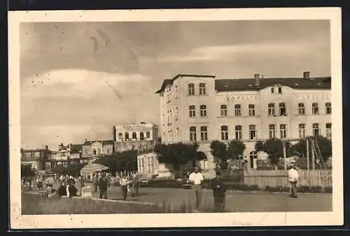 AK Warnemünde, Promenade mit Hotel