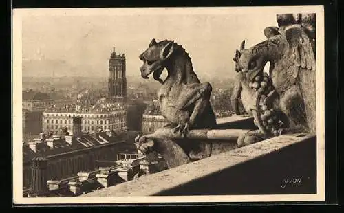 AK Paris, Notre-Dame de Paris, Détail de la facade Ouest, A gauche des chimères, la Tour Saint-Jacques et le Sacré-Coeur