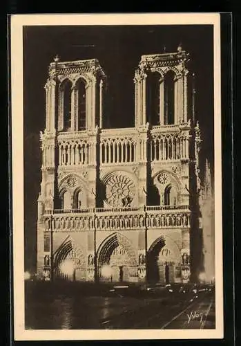 AK Paris, Cathédrale Notre-Dame illuminée