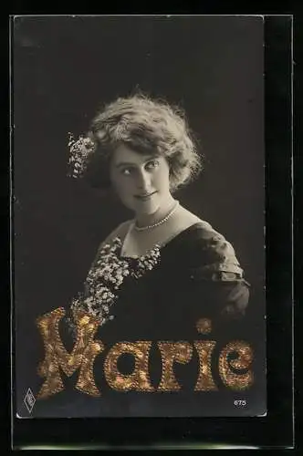 Foto-AK PFB Nr. 675: Marie mit Perlenkette und Blumen im Haar