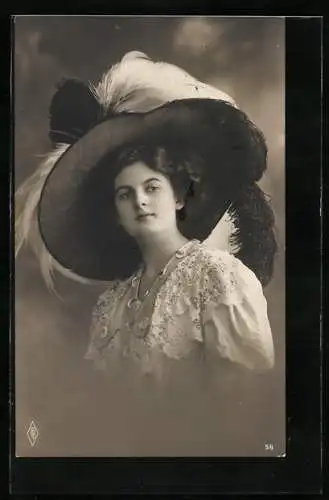 AK Frau im Kleid mit perlenbesetztem Kragen mit Hut