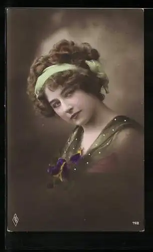 Foto-AK PFB Nr. 768: Junge Dame mit grünem Haarband und Stiefmütterchen