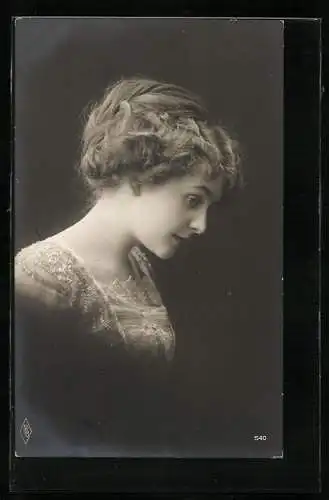 Foto-AK PFB Nr. 540: Junge Dame im hellen Kleid mit Spitze und hochgestecktem Haar