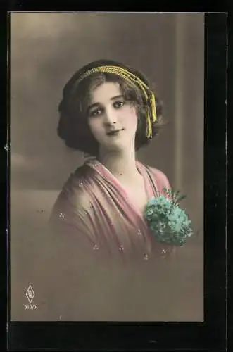 Foto-AK PFB Nr. 510 /6: Junge schöne Frau im rosanen Kleid mit gelben Bändern im Haar und Blumenstrauss