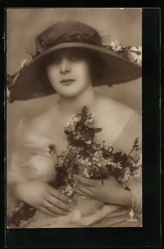 Foto-AK PFB Nr. 5160 /4: Junge Dame mit Sonnenhut und Blumenstrauss