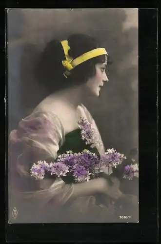 Foto-AK PFB Nr. 3083 /3: Profil einer schönen Dame mit gelben Haarband und Blumenstrauss