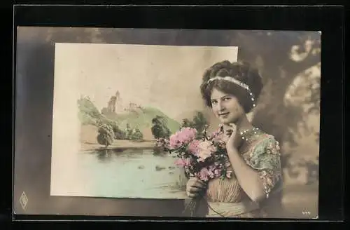 Foto-AK PFB Nr. 444: Junge schöne Frau vor der Abbildung eines Schlosses