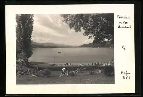 Foto-AK Adalbert Defner: Pörtschach am See, Blick auf den Badestrand