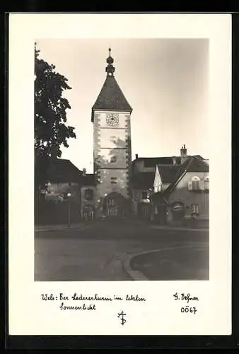 Foto-AK Adalbert Defner: Wels, Der Ledererturm im letzten Sonnenlicht