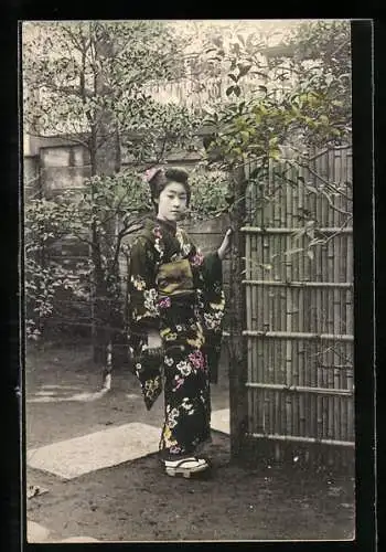 AK Japanische Frau im Kimono im Garten